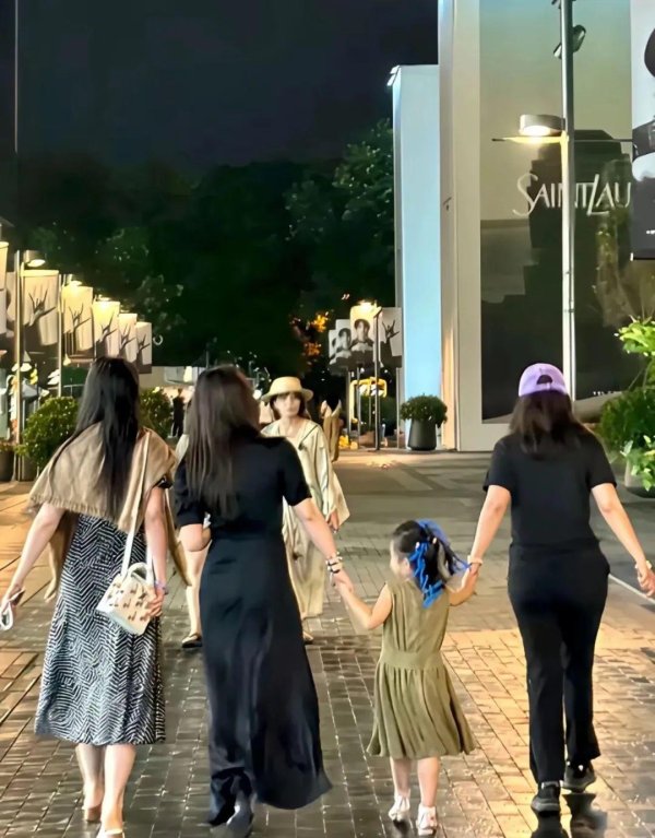 98策略 朱珠带女儿和刘亦菲逛街！同穿连衣裙+拖鞋，现实里的黄亦玫和Tina关系也太好了吧！