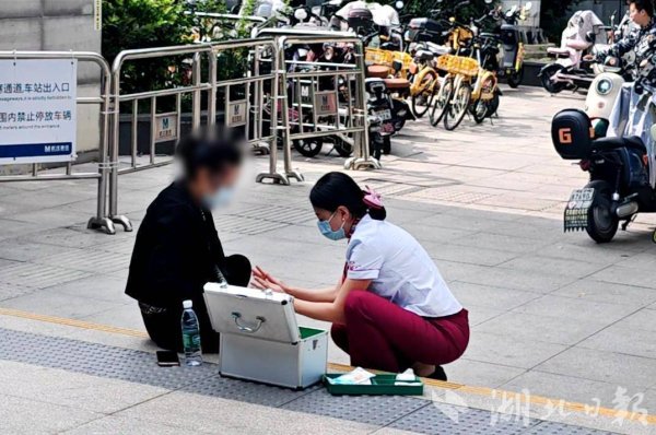 苏州恒泰配资 为母学技法派上用场！地铁工作人员蹲地按摩10分钟 缓解女士滑膜炎疼痛获拥抱